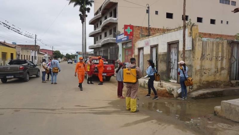 Ações de bombeiros em Quaraçu, distrito de Cândido Sales em combate a dengue