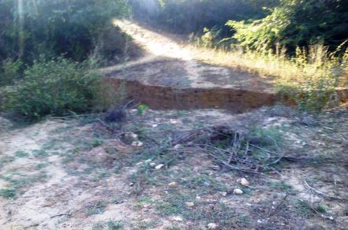 Moradores do povoado Porcos reclamam de 

cratera em estrada
