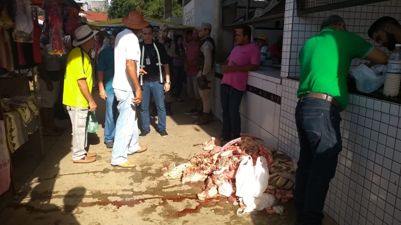 ADAB apreende produtos bovinos na feira livre de Tremedal