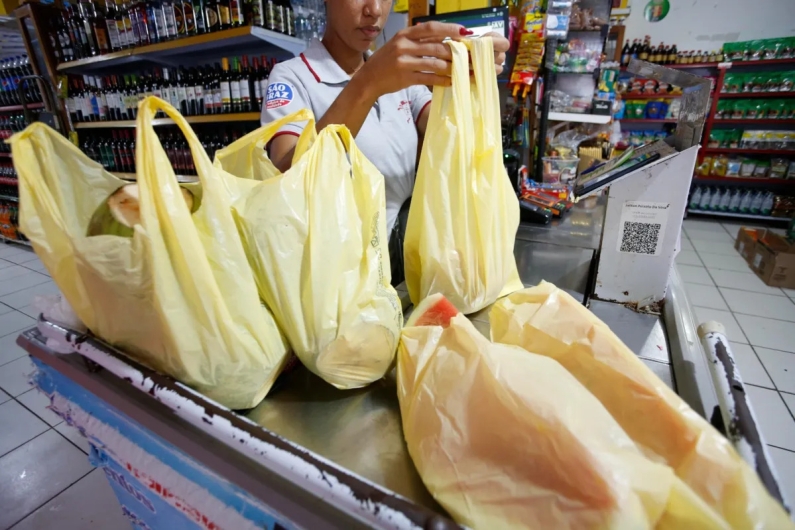 Salvador proíbe oferta de sacolas plásticas em comércios