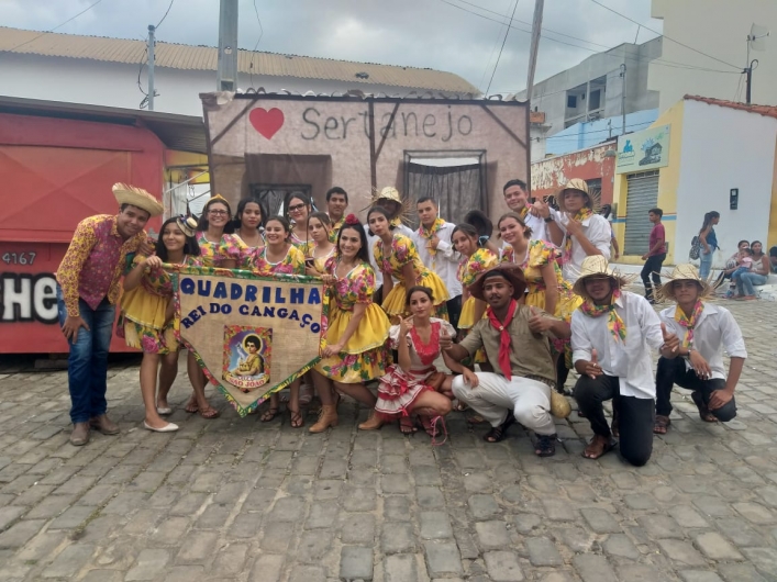 Colégio Estadual Marieta Pereira dos Santos realiza quadrilha junina na praça de Tremedal