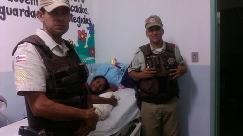 Policiais ajudam mãe a dar à luz em zona 

rural de Tremedal