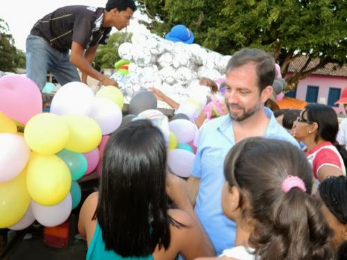Prefeitura Municipal doa brinquedos às 

crianças