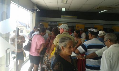 Clientes 

reclamam das longas esperas nas filas do Banco do Brasil