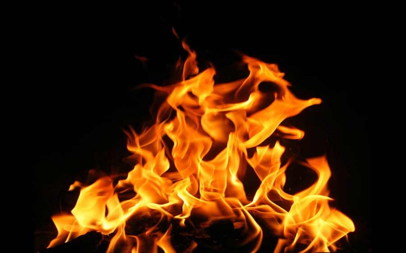 Casa é incendiada em região rural de Tremedal