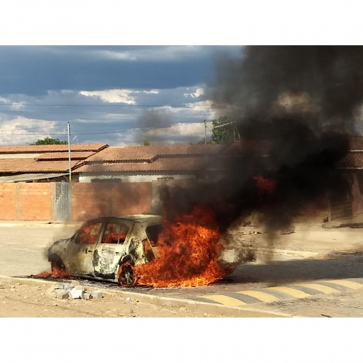 Veículo se incendeia em frente a escola