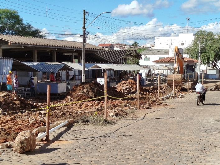 Prefeitura de Tremedal inicia obra de esgoto e drenagem em frente ao CEAT