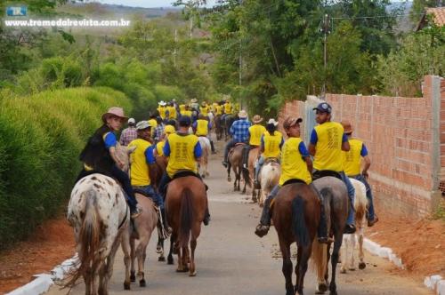Cavalgada 

entre amigos de Tremedal 2014 com prova de tambor e marcha