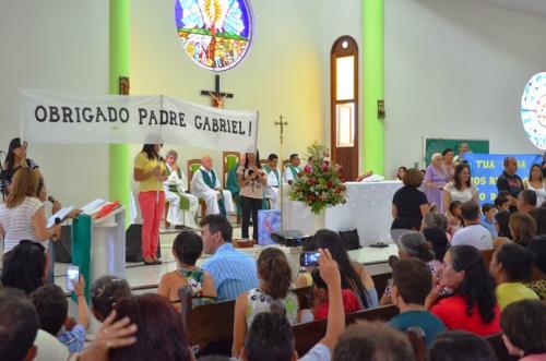 Católicos lotam igreja para dar adeus ao 

Padre Gabriel