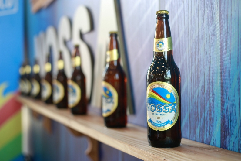 Cerveja feita de mandioca é lançada no mercado cerca de 40% mais barata