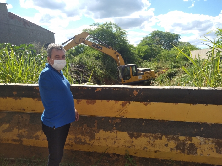 Tremedal: Prefeitura Municipal inicia trabalho de limpeza na Ponte da avenida Joaquim Ferraz de Araújo