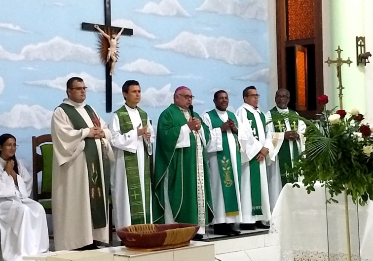Comunidade católica de Tremedal recebe padre Rafael com presença do Bispo