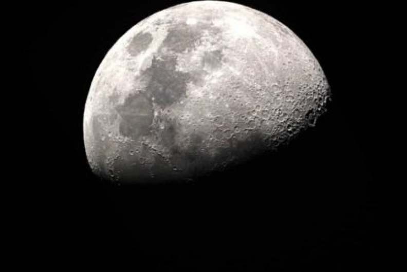 Ciência | NASA confirma a existência de água na Lua