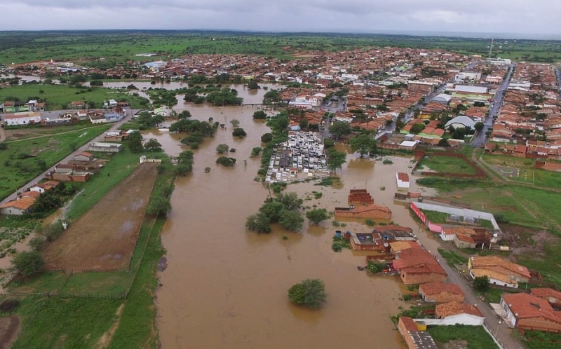 Barragem se rompe em povoado Quati e inunda cidade Pedro Alexandre na divisa Bahia-Sergipe