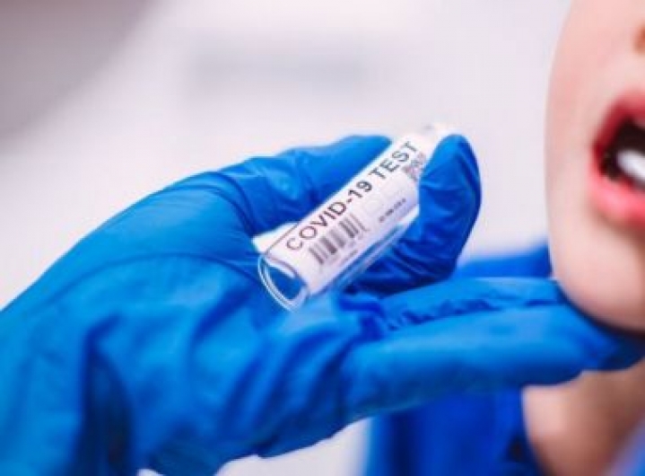 Vacinação de crianças contra Covid não deve ser prioridade, diz OMS
