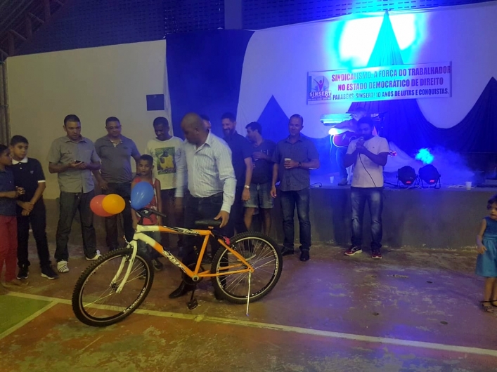 Na comemoração de 10 anos do SINSERT ciclistas doam bicicleta nova a Joelson