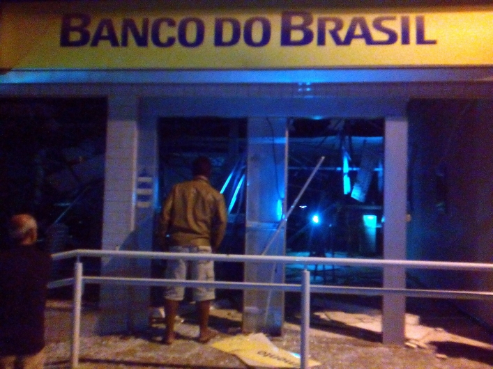 Agências do Banco do Brasil e Correios ficam destruídas após assalto