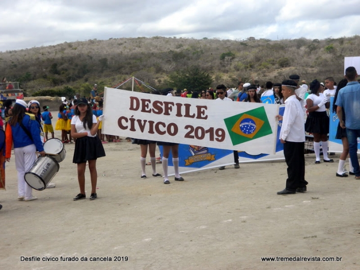 Desfile cívico no povoado Furado da Cancela foi o destaque do domingo em Tremedal