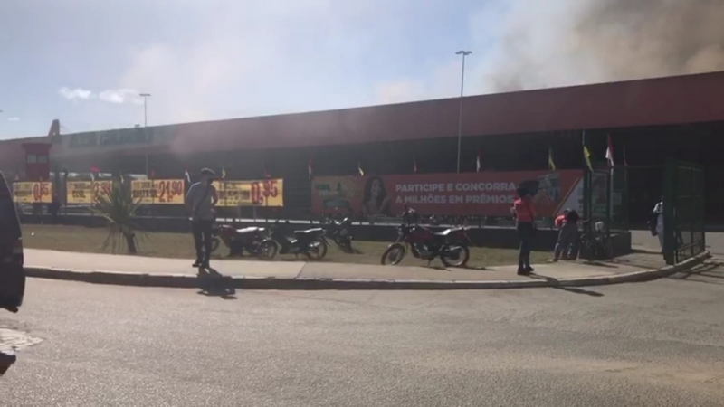 Urgente: Incêndio no Atacadão em Vitória da Conquista nesta sexta-feira