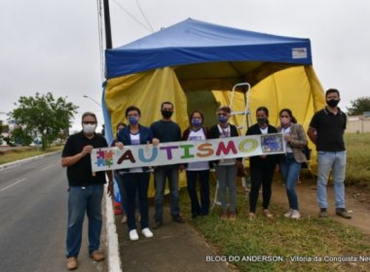 Por ação em prol de autistas, associação acampa em frente à casa do prefeito de Conquista