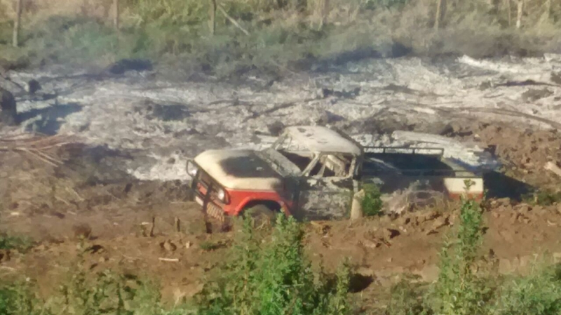 Carro fica atolado às margens da barragem e é incinerado