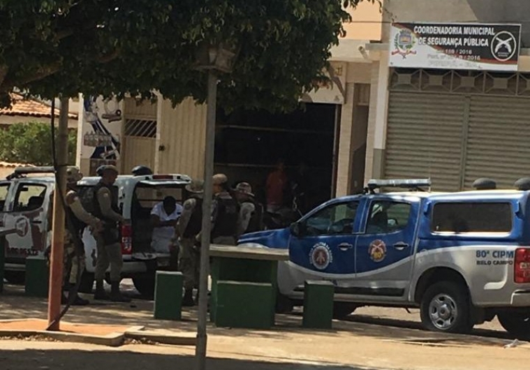 Duas pessoas de Tremedal são presas praticando assalto em Piripá