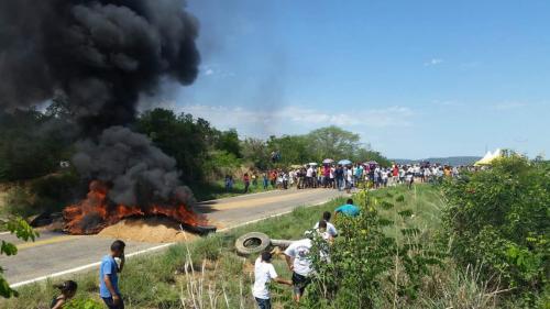 População 

 de Piripá fecha BA 263 em protesto contra a violência