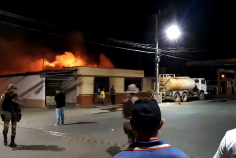 Incêndio em casa de peças de Belo Campo é controlado por bombeiros mas deixa grande estrago
