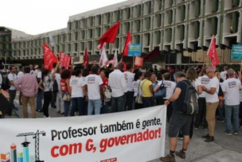 Universidades baianas em greve, docentes e alunos acampam em frente à SEC