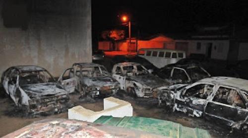 Veículos são incinerados no pátio da 

delegacia de Belo Campo