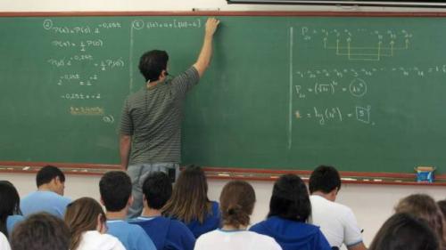 Professores brasileiros ganham apenas 39% da 

média dos países desenvolvidos