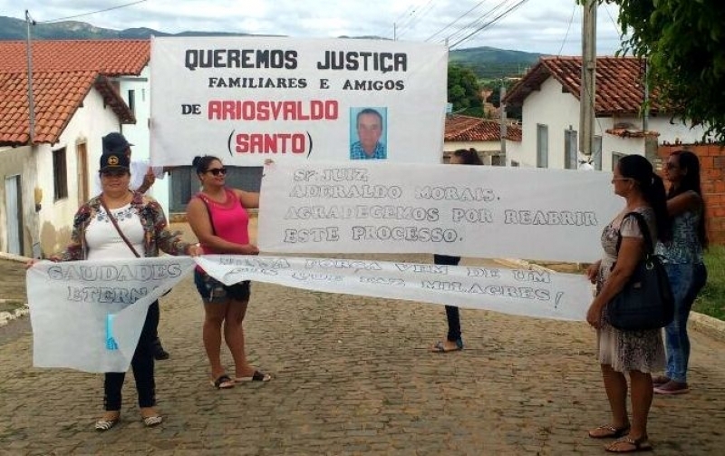 Familiares voltam ao Fórum para manifestar e acompanhar a acareação dos acusados do assassinato do Sr. Ariosvaldo