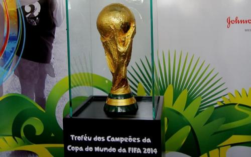 Após girar o mundo, taça da Copa chega a S

o Paulo