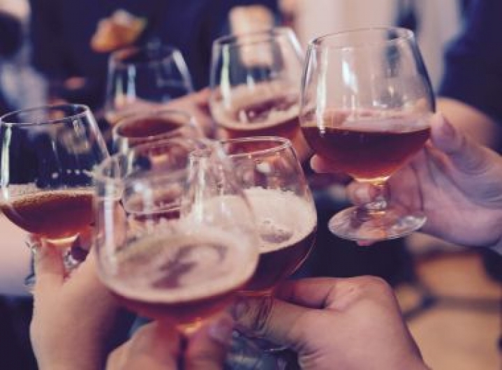 Covid-19: Risco de contágio em bares é alto e aumenta quando clientes consomem álcool