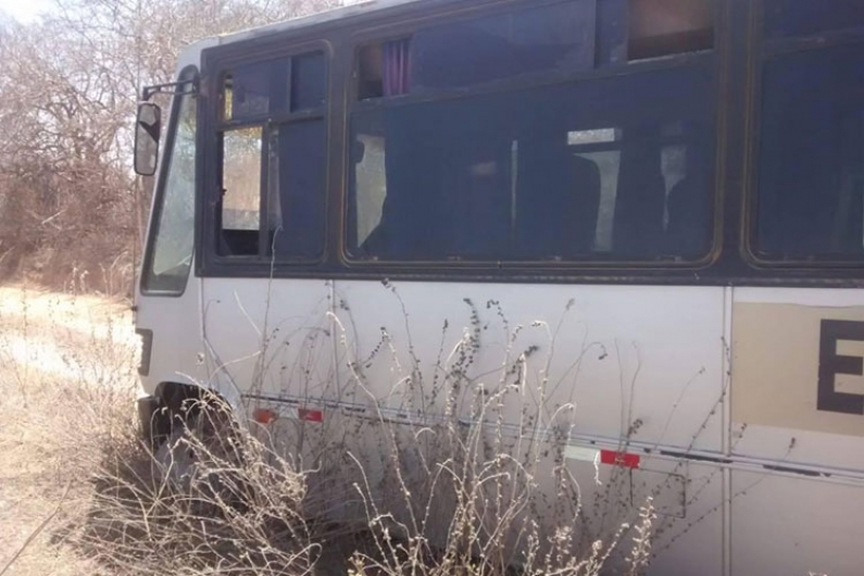 Em péssimas condições, ônibus escolar solta a roda ao transportar alunas na zona rural de Guajeru