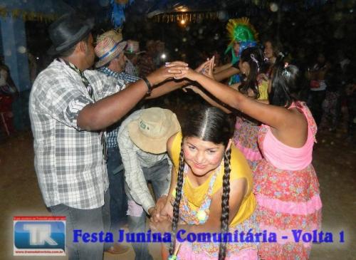 Comunidade realiza festa junina no povoado 

Volta 1