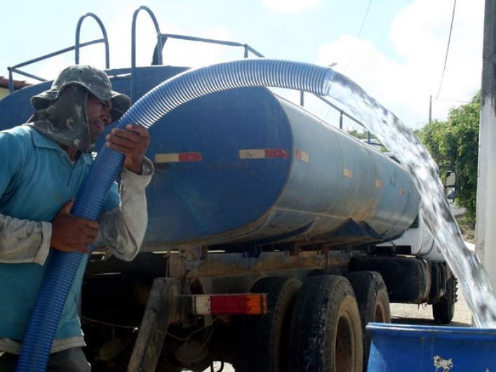 Municípios receberão 60 mil reais para atender zona rural com abastecimento de água via carros-pipa