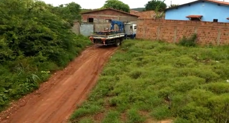 Tremedal: Caminhão de uma companhia elétrica fica atolado na lama