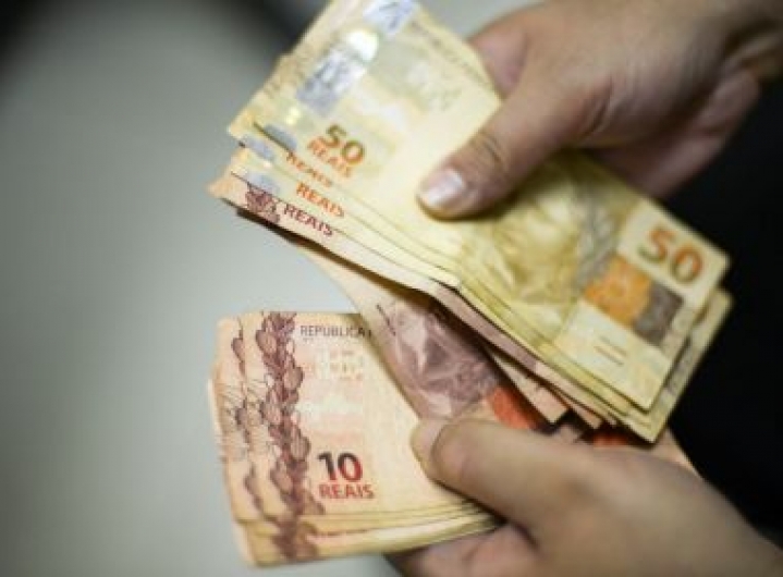 Salário mínimo sobe para R$ 1.288 em 2022, prevê relator do Orçamento