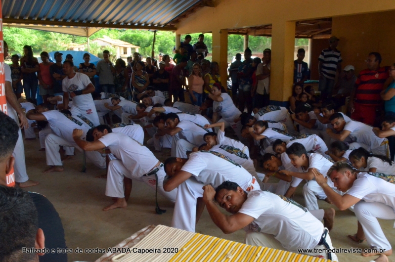 ABADA capoeira Tremedal realiza batizado e troca de cordas