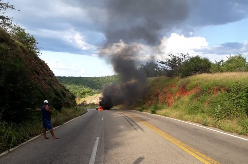 Carro entra em chamas na BA 263 entre Tremedal e Belo Campo