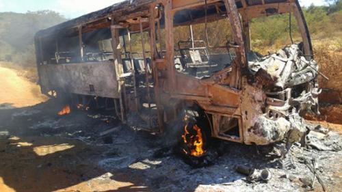 Ônibus 

caminho da escola pega fogo enquanto transportava alunos