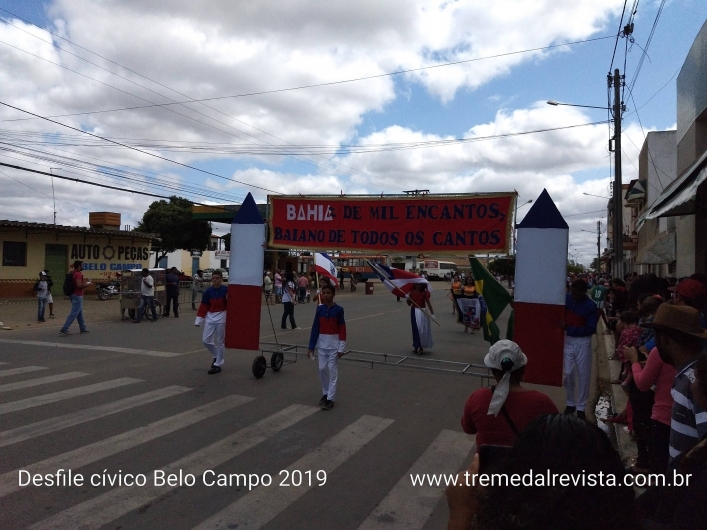 Desfile cívico das escolas municipais de Belo Campo leva milhares de pessoas às ruas