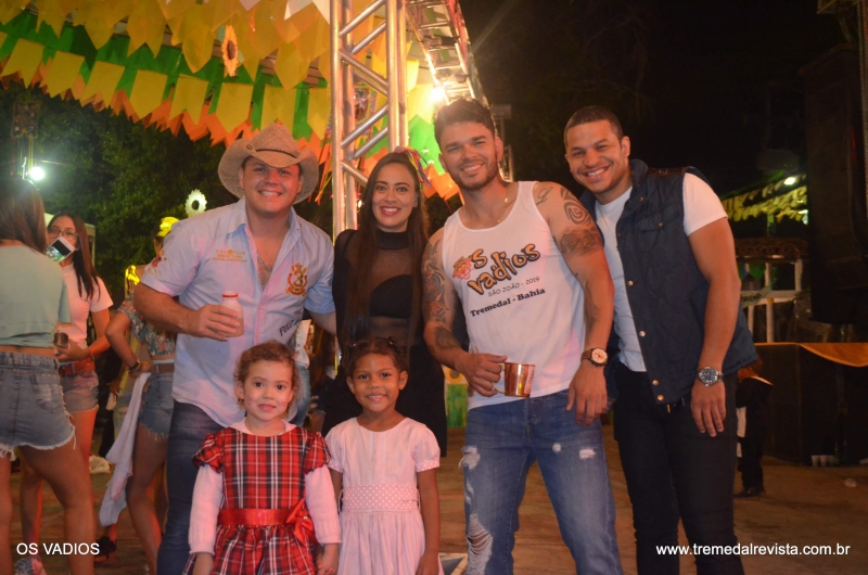 Festa open bar fecha festividades juninas da cidade com Os vadios 2019